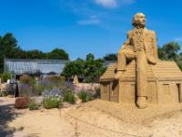 Sandsteinfigur H. C. Andersen im Schmetterlingsgarten Sommerlunden - Nexø
